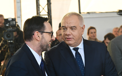 Wicepremier, minister aktywów państwowych Jacek Sasin (P) oraz prezes PKN Orlen Daniel Obajtek (L) w