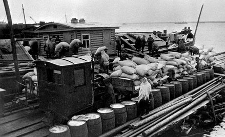 Barki z żywnoscią dla obrońców i mieszkańców Leningradu na jeziorze Ładoga, 1943 r.