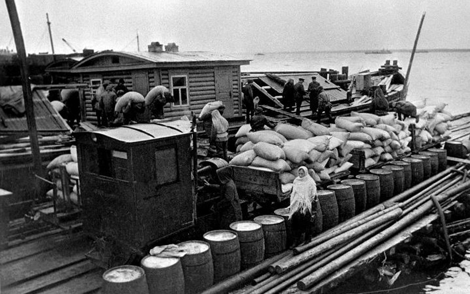 Barki z żywnoscią dla obrońców i mieszkańców Leningradu na jeziorze Ładoga, 1943 r.