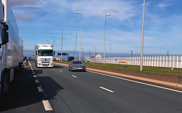 Branża logistyczna prognozuje, że po wyjściu Wielkiej Brytanii z UE ciężarówki zatkają porty promowe