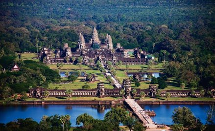 Główny kompleks Angkor Wat i kojarzone z nim osobliwości (od lewej): Angelina Jolie, główna brama św