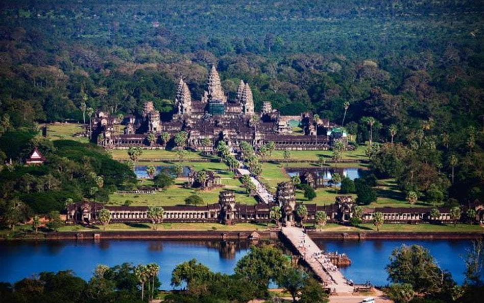 Główny kompleks Angkor Wat i kojarzone z nim osobliwości (od lewej): Angelina Jolie, główna brama św