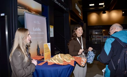 Pasażerowie pierwszych rejsów z Maastricht do Katowic i Lublina mogli spróbować tradycyjnych specjał