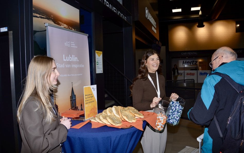 Pasażerowie pierwszych rejsów z Maastricht do Katowic i Lublina mogli spróbować tradycyjnych specjał
