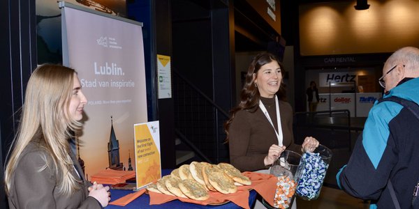 Akcja promocyjna Katowic i Lublina na lotnisku w Maastricht z okazji inauguracji lotów