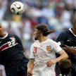 Oguchi Onyewu (z lewej) i Eddie Pope walczą o piłkę z Czechem Tomasem Ujfalusi na Mundialu w Niemcze