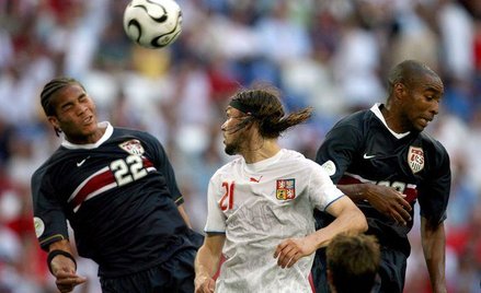 Oguchi Onyewu (z lewej) i Eddie Pope walczą o piłkę z Czechem Tomasem Ujfalusi na Mundialu w Niemcze