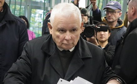„Najpotężniejszy człowiek w Polsce, szef prawicowo-nacjonalnej partii PiS przyszedł w milczeniu i w 