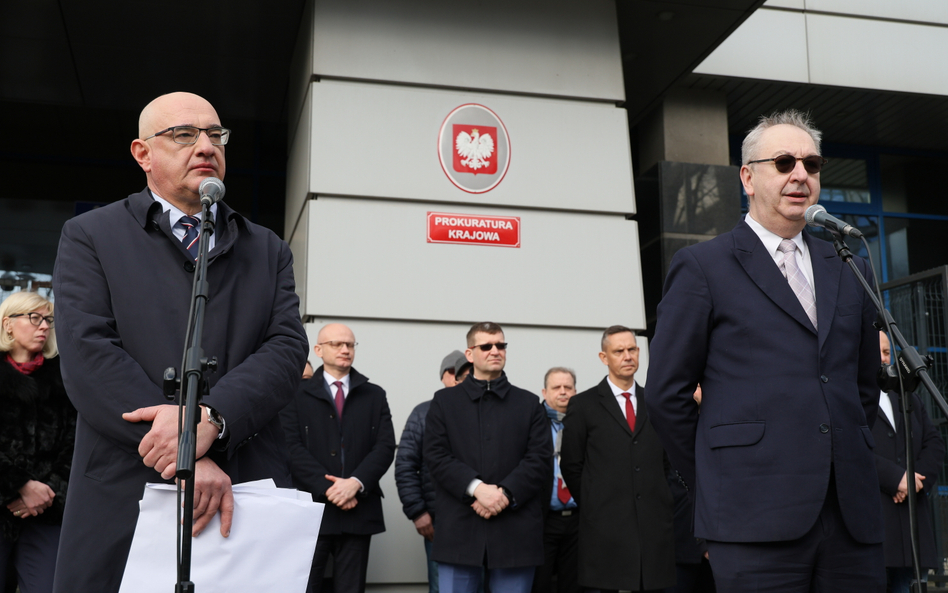 Zastępcy Prokuratora Generalnego Michał Ostrowski (L) i Robert Hernand (P)