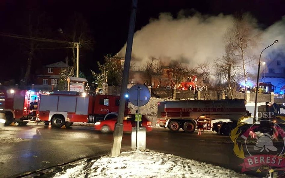 Aż 23 zastępcy strażaków walczyło z pożarem pensjonatu w Krzyżówce w powiecie nowosądeckim.