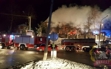 Aż 23 zastępcy strażaków walczyło z pożarem pensjonatu w Krzyżówce w powiecie nowosądeckim.