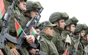 Białoruscy żołnierze na ceremonii rozpoczęcia manewrów