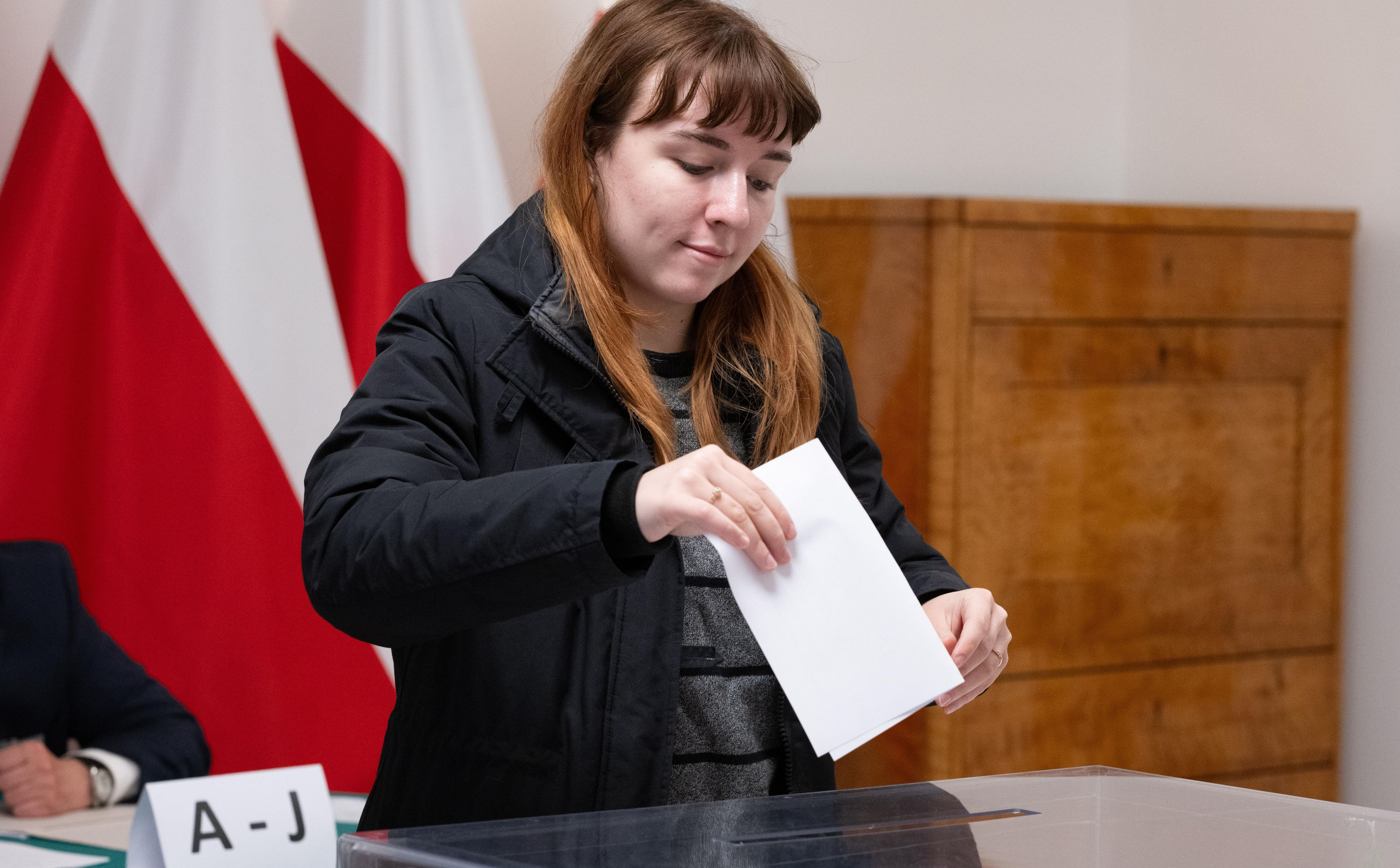 Trzaskowski i Nawrocki zignorowali młodych wyborców. Teraz muszą o nich walczyć