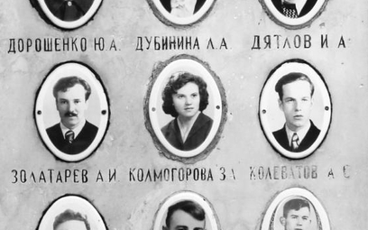 Tablica nagrobna dziewięciorga uczestników rosyjskiej ekspedycji Diatłowa (cmentarz Michajłowski w J