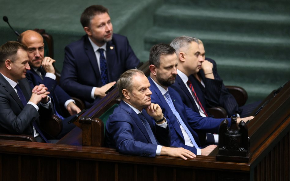 Premier Donald Tusk w rządowych ławach