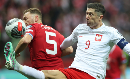 Robert Lewandowski (z prawej) w walce o piłkę z Vladimírem Coufalem