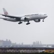 Samolot Japan Airlines lądował z płonącym silnikiem