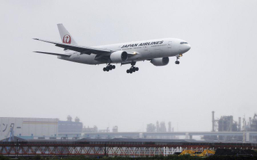Samolot Japan Airlines lądował z płonącym silnikiem