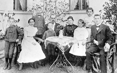 Ośmioletni Richard Sorge (w centrum, na kolanach ojca) w otoczeniu rodziny