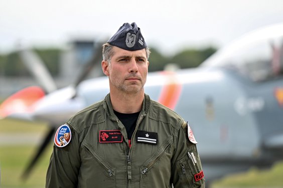 Lider F-16 Tiger Demo Team mjr pil. Maciej „SLaB” Krakowian na konferencji przed AirSHOW Radom 2025 