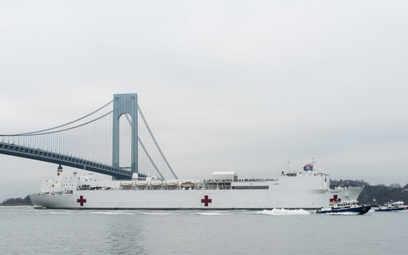 USNS Comfort, pływający szpital US Navy, wchodzi do Nowego Jorku. Okręt może przyjąć około 1000 pacj