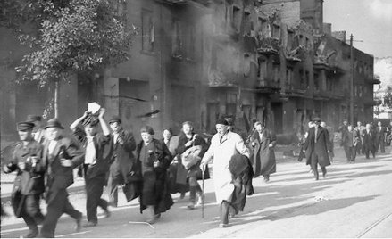 W pierwszych dniach powstania Niemcy dokonali masakry Woli, mordując od 30 tys. do 60 tys. Polaków (