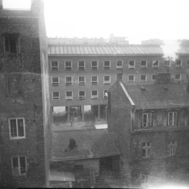 Widać, że budynek Pogotowai ma wstawiane okna, i chwilę później otwarto go w końcu.