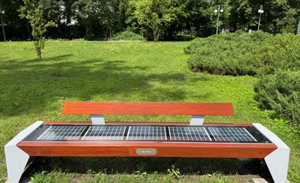 Rozwiązania smart sprawdzają się w praktyce: ławki solarne ładują tysiące urządzeń rocznie, liczniki