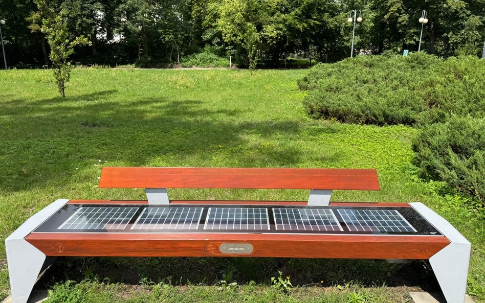 Rozwiązania smart sprawdzają się w praktyce: ławki solarne ładują tysiące urządzeń rocznie, liczniki