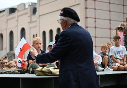 Rozmowy powstańców z uczestnikami pikniku rodzinnego „Dziel się Pamięcią – Spotkanie Pokoleń” w park