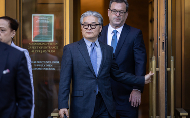 Bill Hwang, założyciel Archegos Capital Management, opuszcza budynek sądu federalnego w Nowym Jorku