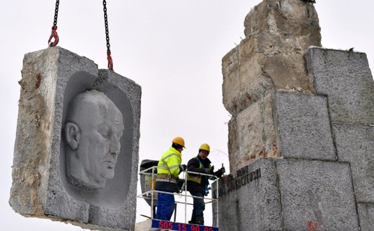 22 lutego 2018 r.: demontaż pomnika gen. Karola Świerczewskiego w Jabłonkach, gdzie „Walter” zginął 