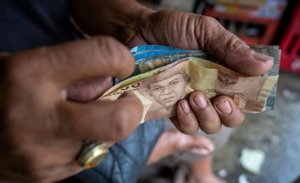 Minister zachęca do małżeństw bogatych z biednymi. "Będzie mniej biednych"