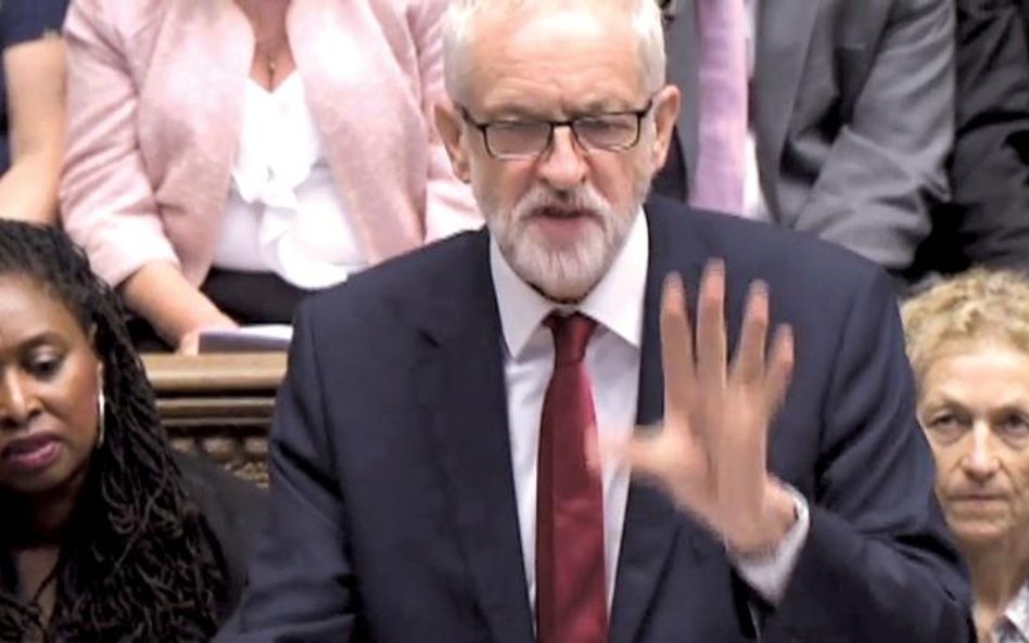 Lider opozycji Jeremy Corbyn zarzucał w parlamencie Borisowi Johnsonowi, że nie odpowiedział na żadn