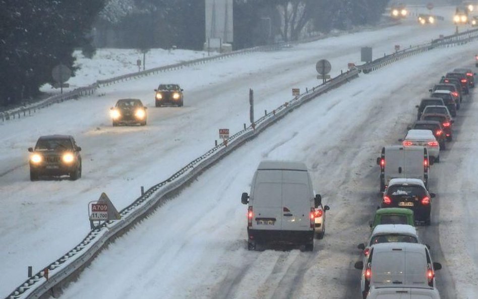 Śnieżyca unieruchomiła lotnisko w Genewie