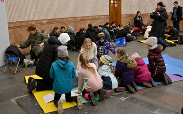 Kijów, Wigilia. Dzieci w schronie podczas alarmu przeciwlotniczego. Zdjęcie ilustracyjne