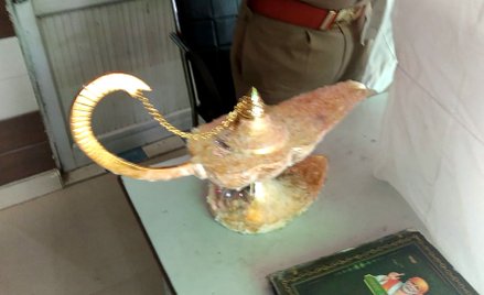 Hindus kupił „lampę Alladyna” za fortunę. Poszedł na policję, gdy dżin się nie pojawił