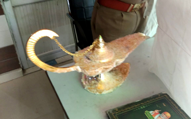 Hindus kupił „lampę Alladyna” za fortunę. Poszedł na policję, gdy dżin się nie pojawił