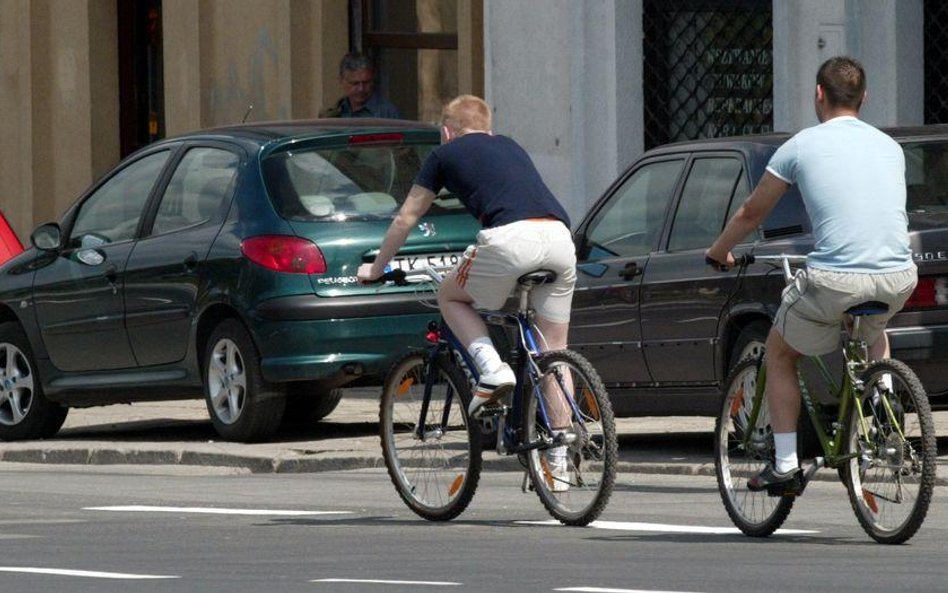 Prawo o ruchu drogowym: kiedy jest droga dla rowerów, nie można jeździć ulicą