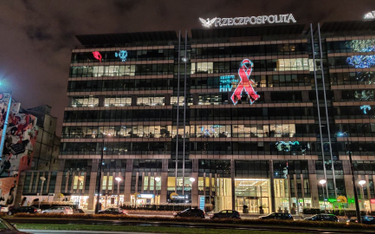 Kończy się Światowy Dzień Walki z AIDS. Nasza redakcja włączyła się w jego obchody. Na budynku wyświ