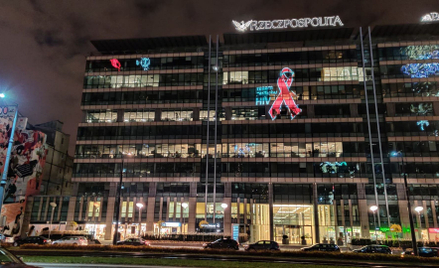 Kończy się Światowy Dzień Walki z AIDS. Nasza redakcja włączyła się w jego obchody. Na budynku wyświ