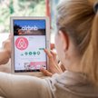 Airbnb: Za noclegi na całym świecie polscy turyści mogą płacić Blikiem