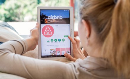 Airbnb rozszerza działalność. Chce być „Amazonem usług turystycznych”