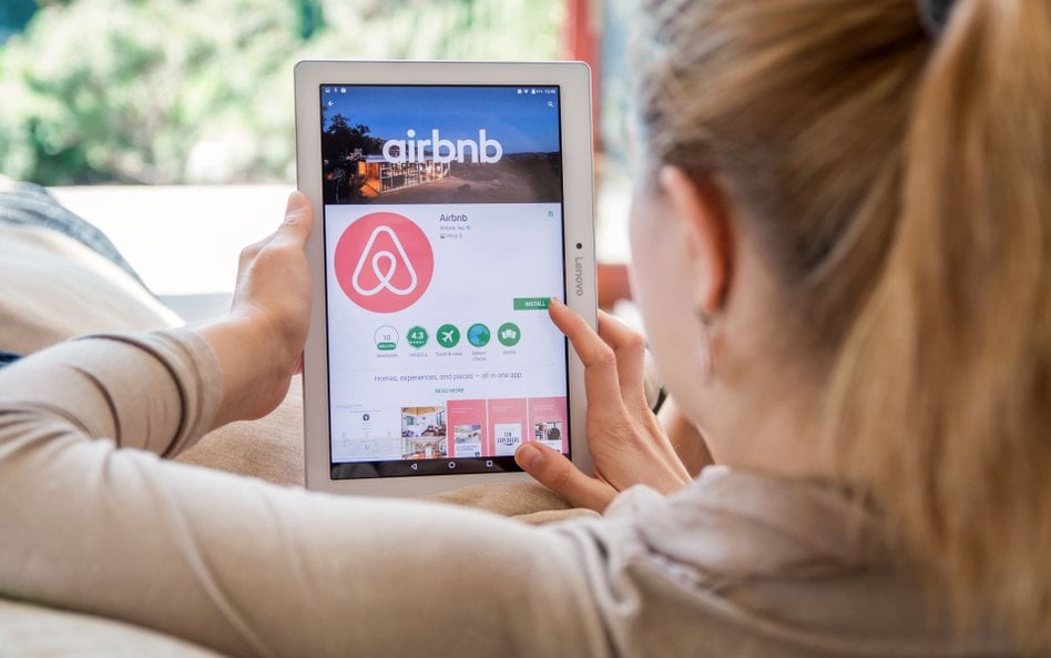 Airbnb rozszerza działalność. Chce być „Amazonem usług turystycznych”