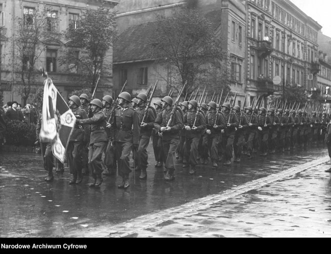 Oddziały piechoty w hełmach wz. 31 na ulicy Długiej podczas defilady, 1937 rok