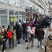 Uchodźcy z Ukrainy stoją w kolejce do jednego z warszawskich kantorów