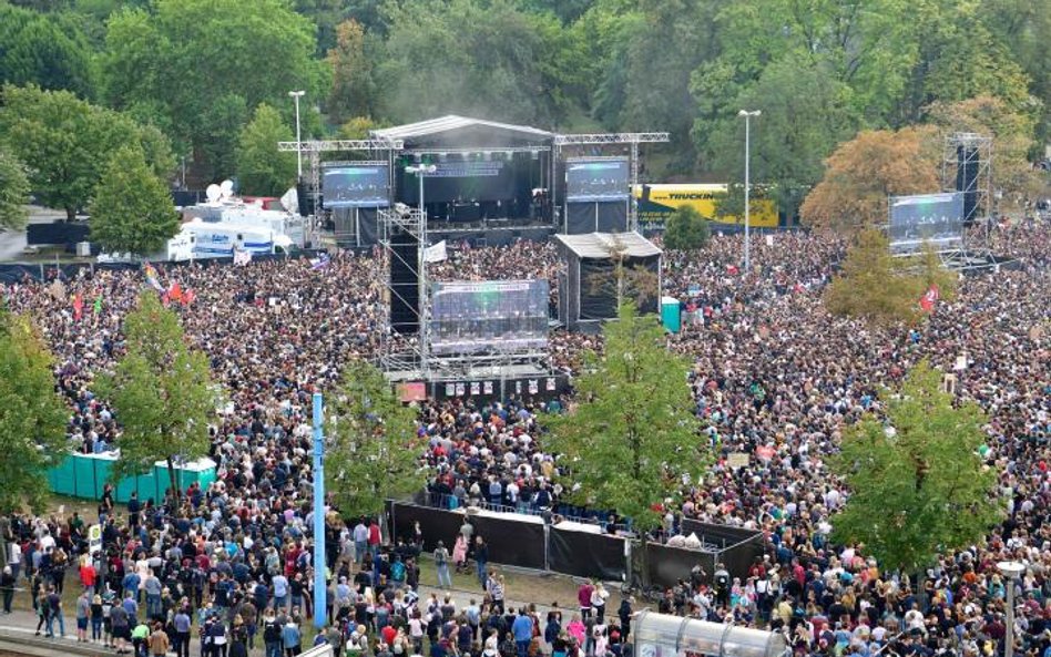 Poniedziałkowy koncert w Chemnitz odbywał się pod hasłem „Nas jest więcej” (niż skrajnej prawicy).