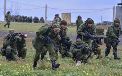Rosyjscy poborowi w czasie ćwiczeń na poligonie