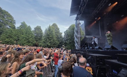 Mimo wezwań do bojkotu festiwalu w Oslo wystąpił na nim ulsterski Kneecap. Raperzy z Belfastu, znani