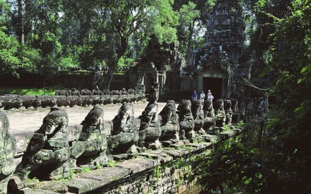 Aleja Olbrzymów wiodąca do buddyjskiej świątyni Preah Khan